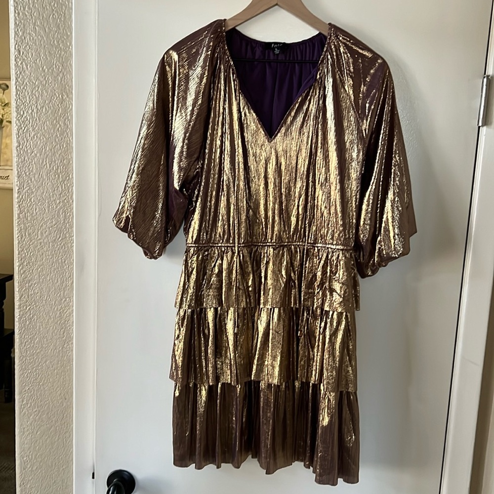 Fate mini dress. Az L. Festive. Gold color with purple undertone. Worn once.